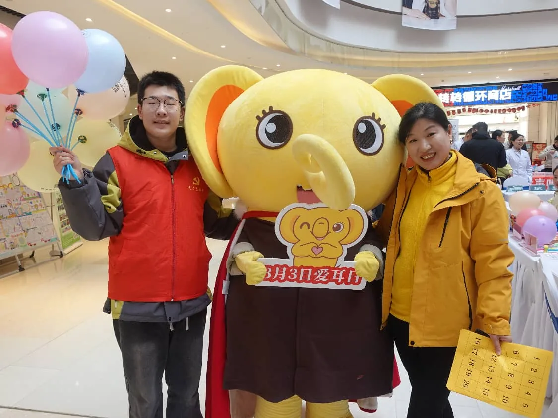 商场内小象暖暖人偶与市民互动