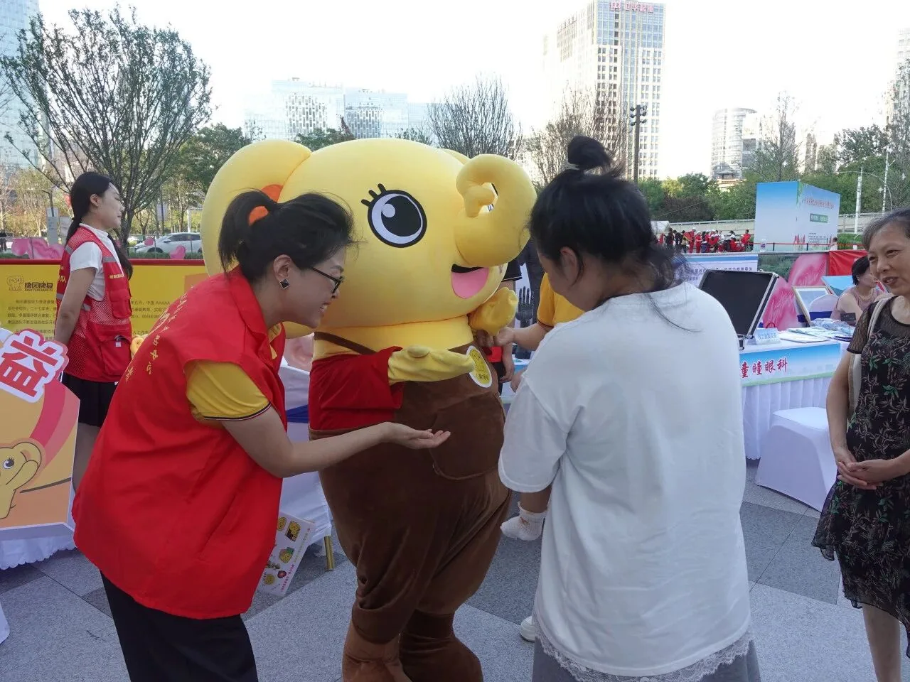 小象暖暖人偶在户外活动中与市民互动
