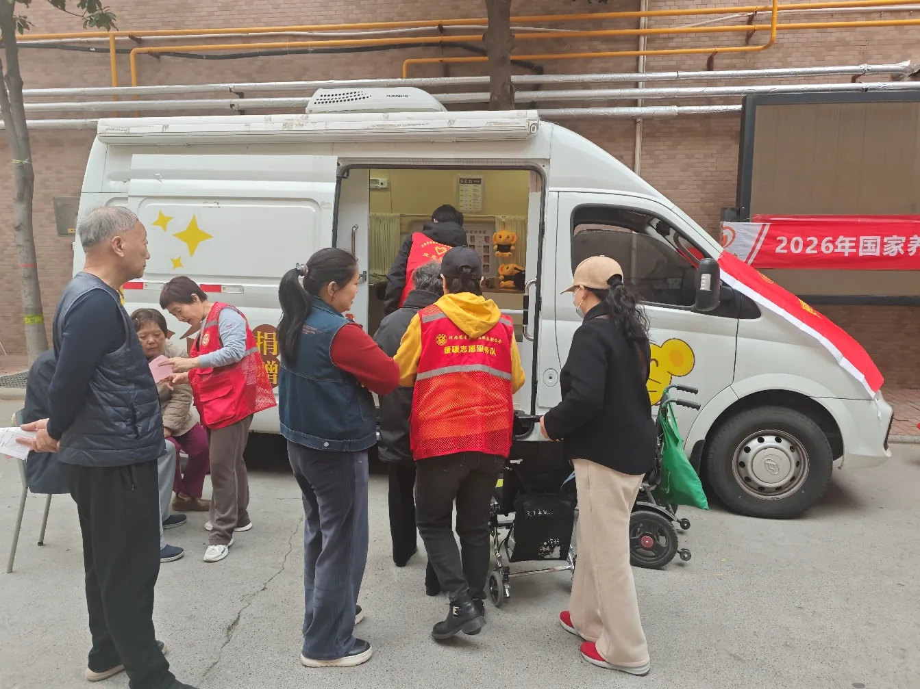 居民在移动听力服务车前排队等候检查