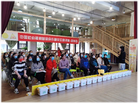 儿童成一排就坐，前方摆放白色小药箱