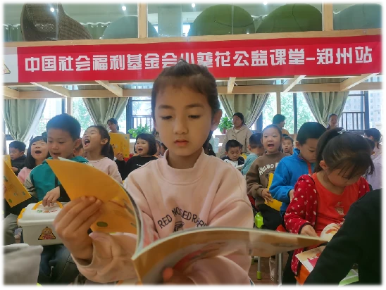 小女孩手捧并阅读科普绘本
