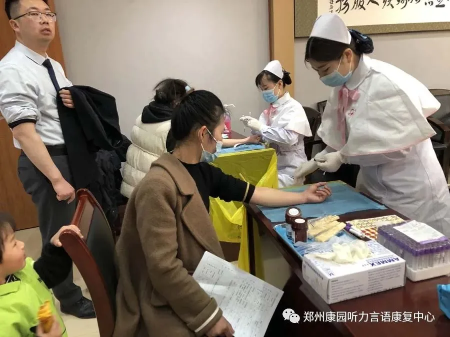 护士为儿童采血（耳聋基因检测）