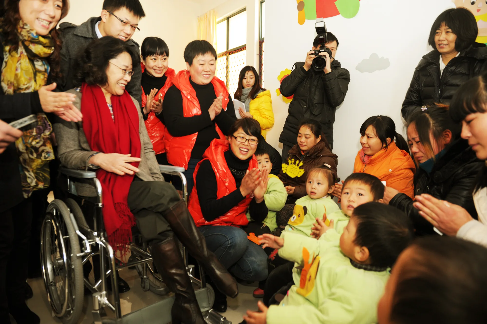 中国残联海迪主席详细了解孩子们的康复训练情况