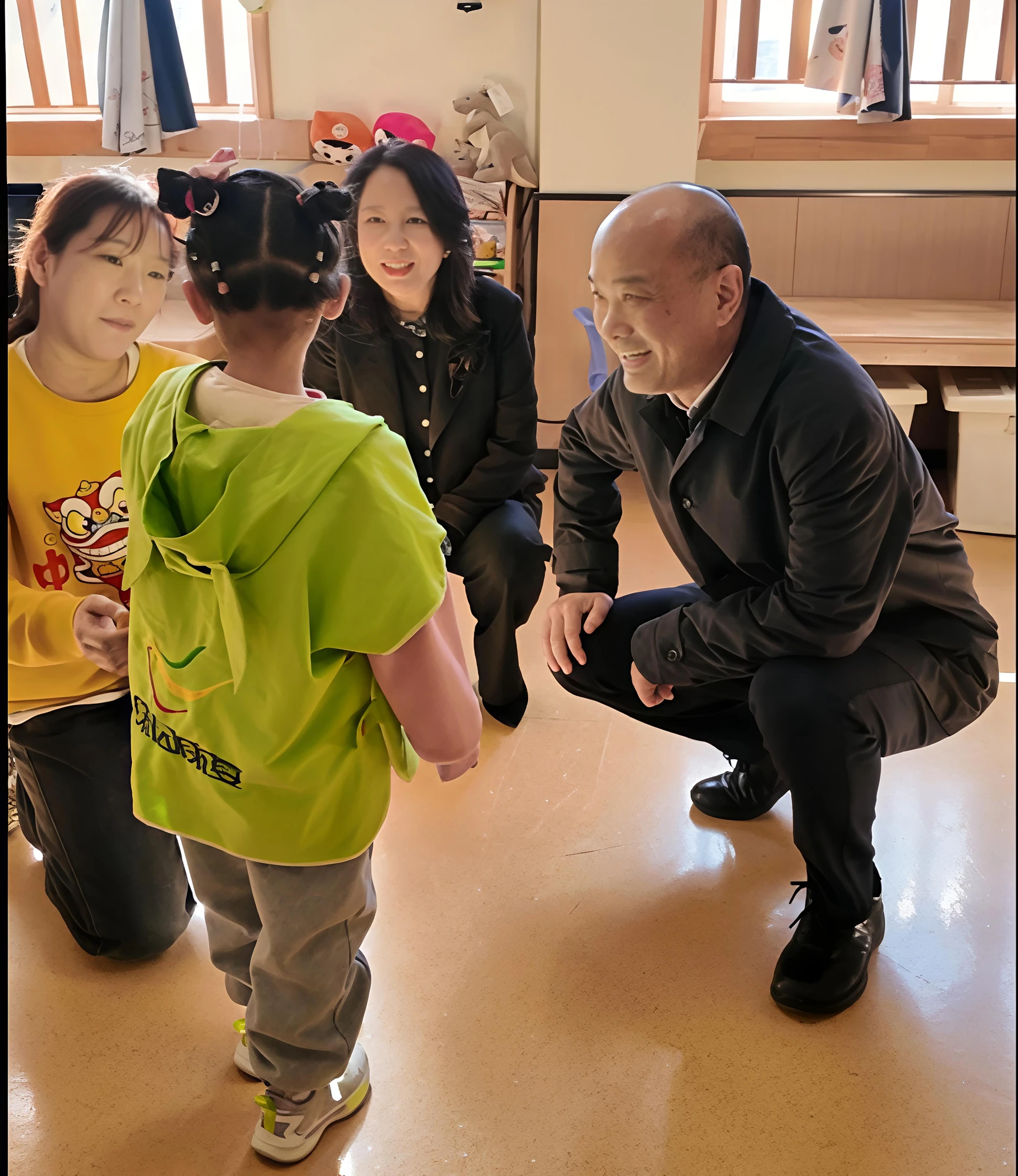 胡向阳与孩子亲切交流