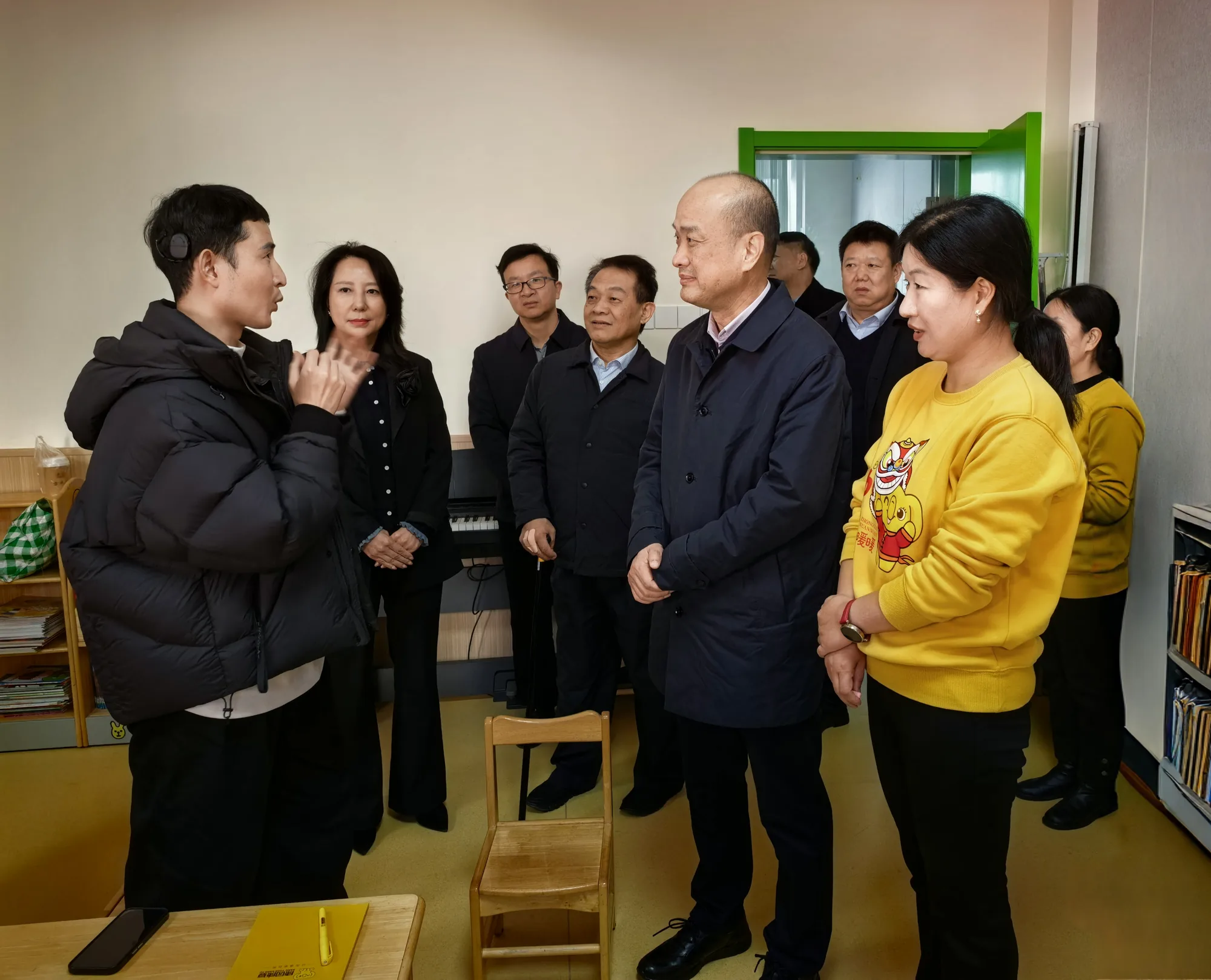 胡向阳一行在教室内听取介绍