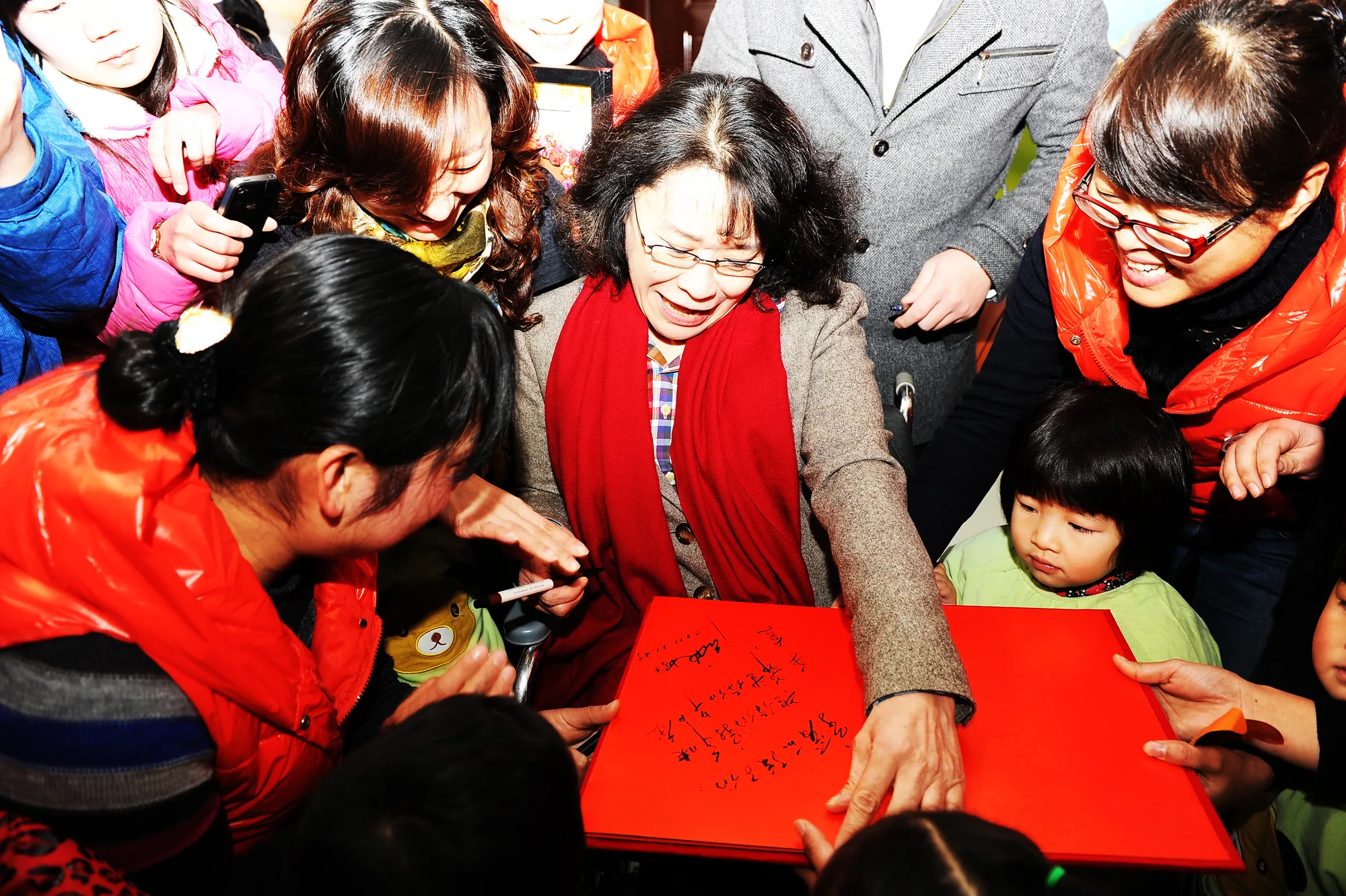 张海迪主席为孩子们写下节日祝福
