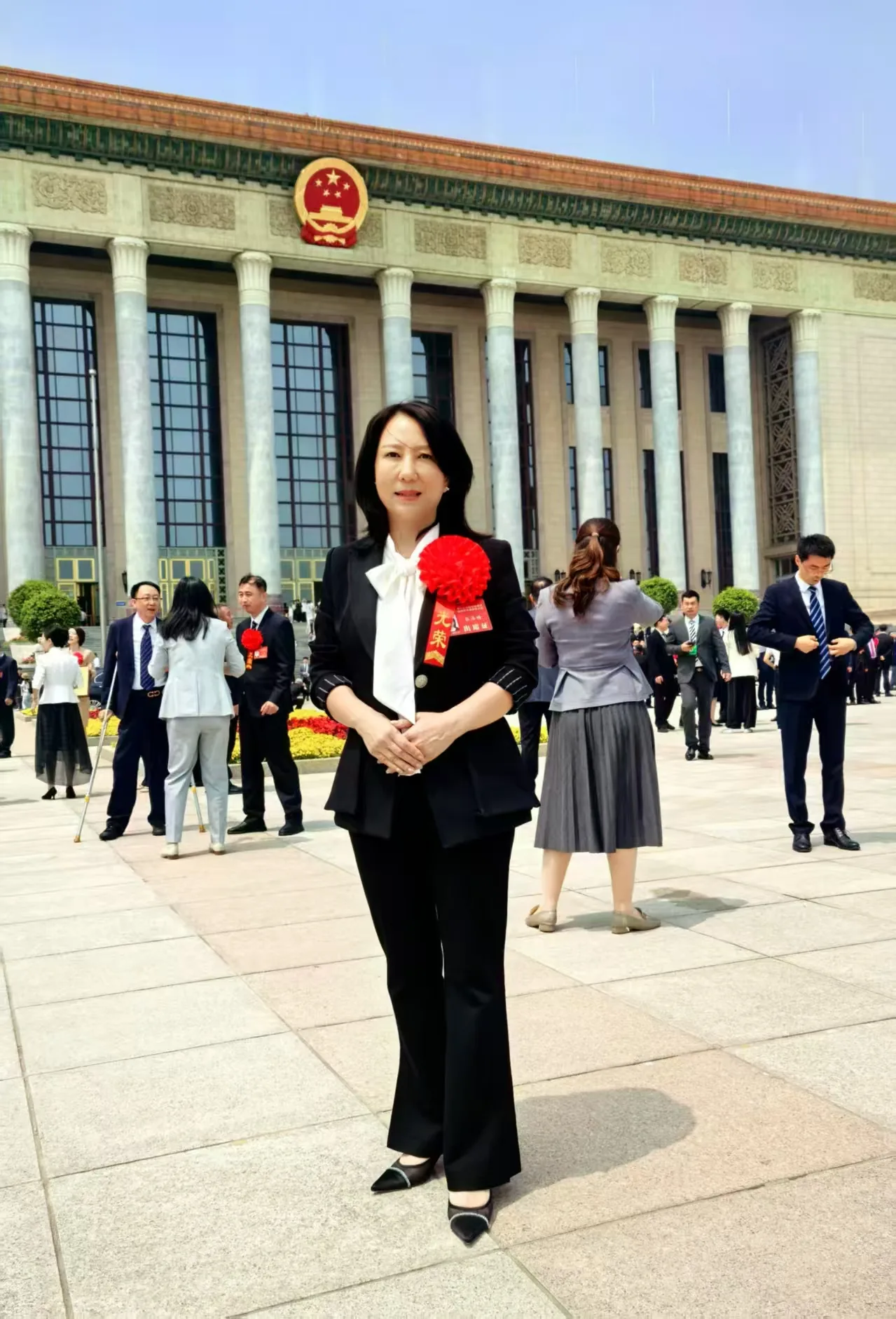 张洛梅同志在人民大会堂前广场留影