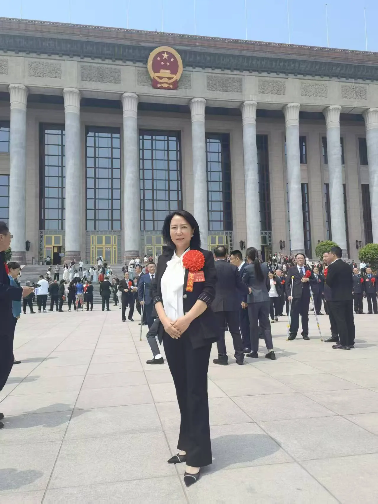 张洛梅同志在人民大会堂广场