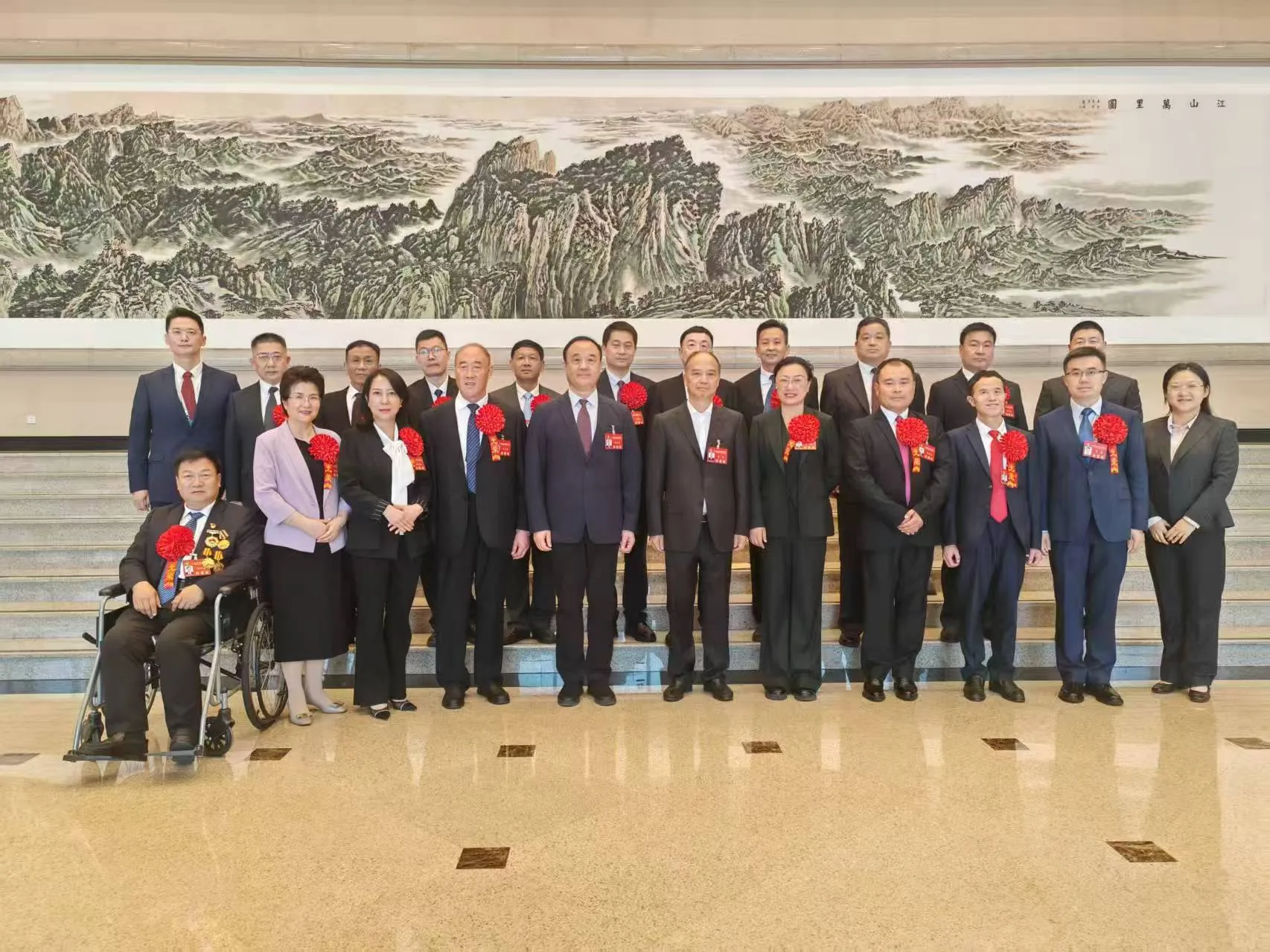 张洛梅与参会代表在人民大会堂内厅合影