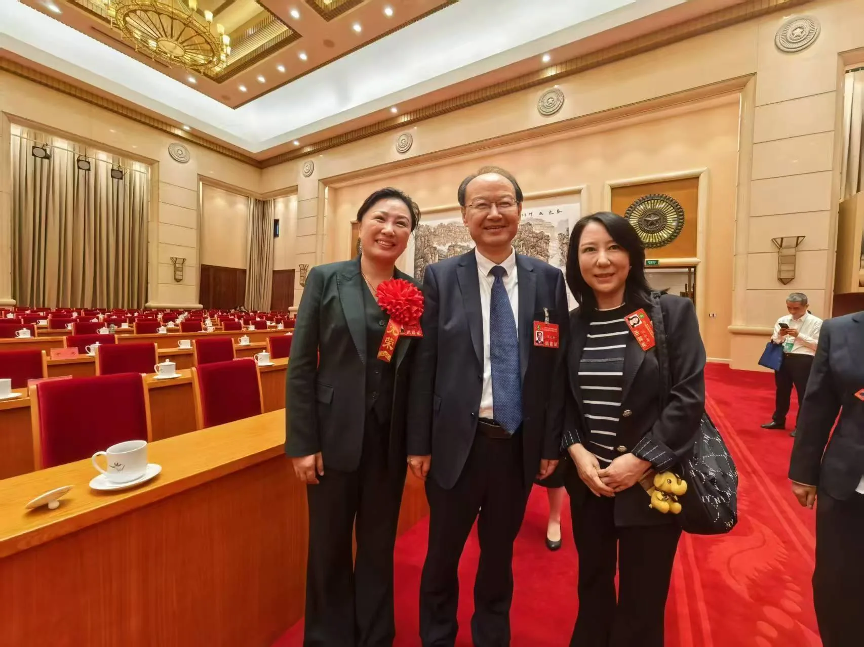 张洛梅与参会代表合影