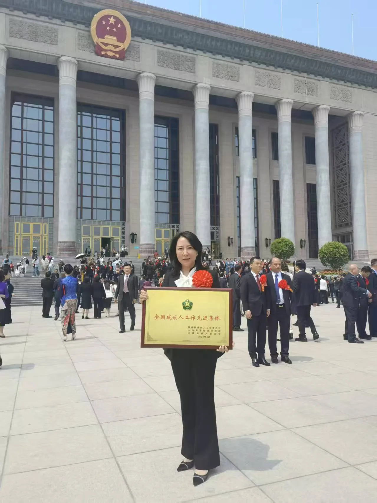 张洛梅与参会代表在会场内合影
